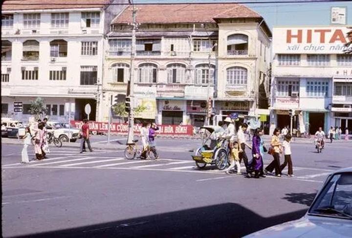Quần dáng cong đang gây sốt với thiết kế độc đáo và tính ứng dụng cao, giúp tạo hiệu